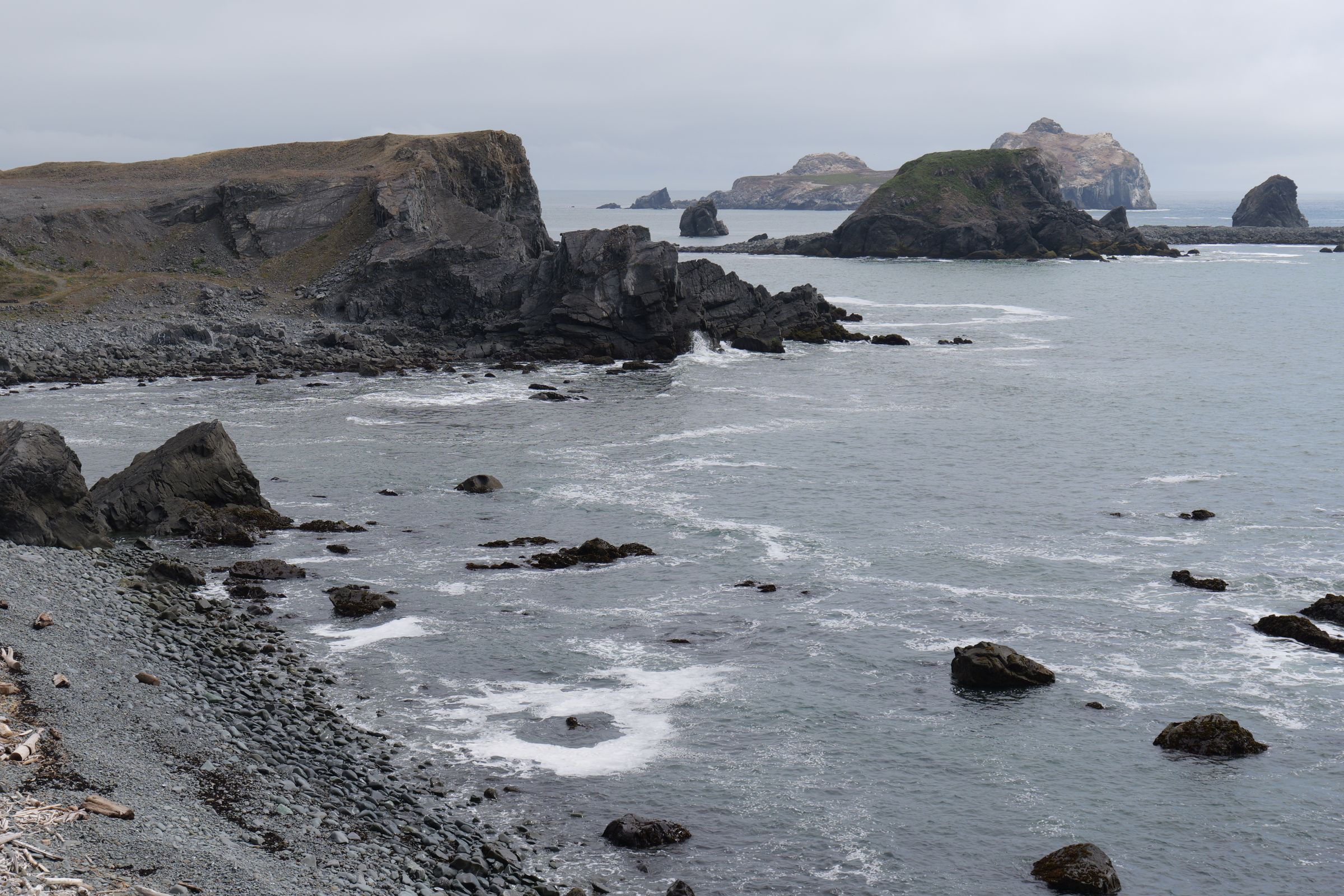 Mer et falaises d’un paysage côtier en noir et blanc